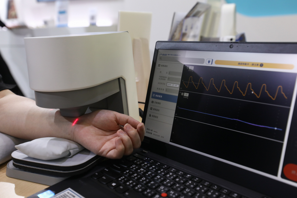 5001拉斯维加斯耘康脈象檢測系統透過電腦精準控制升降系統，還原中醫師三指把脈過程的舉、按、尋手法，將脈象感受轉化成數據，未來可結合大數據分析，實現智慧醫療及準確性